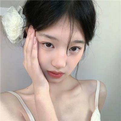 蓝色牛仔裤芬兰小姐